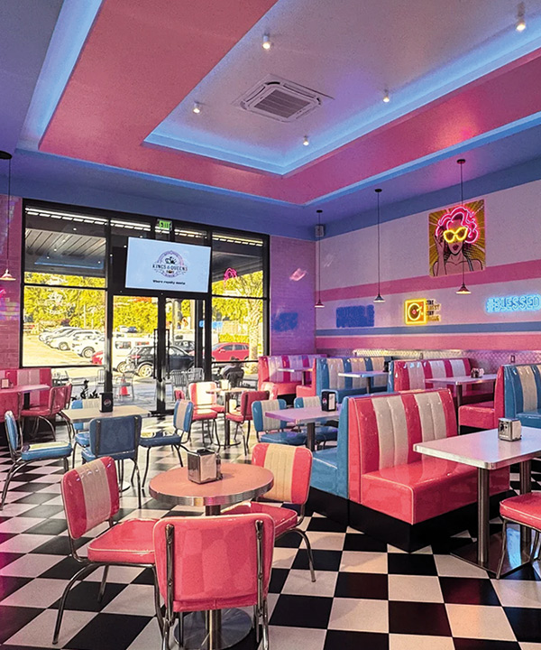 Un décor iconique et des burgers généreux - Kings & Queens