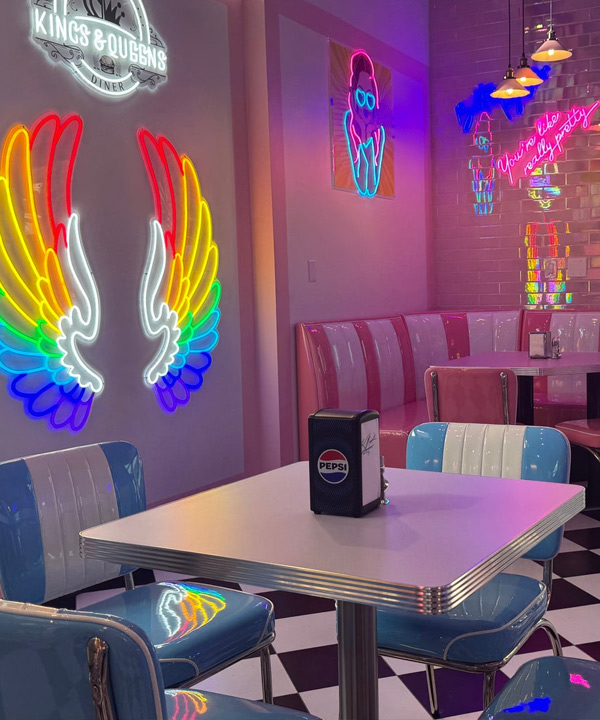Un décor iconique et des burgers généreux - Kings & Queens