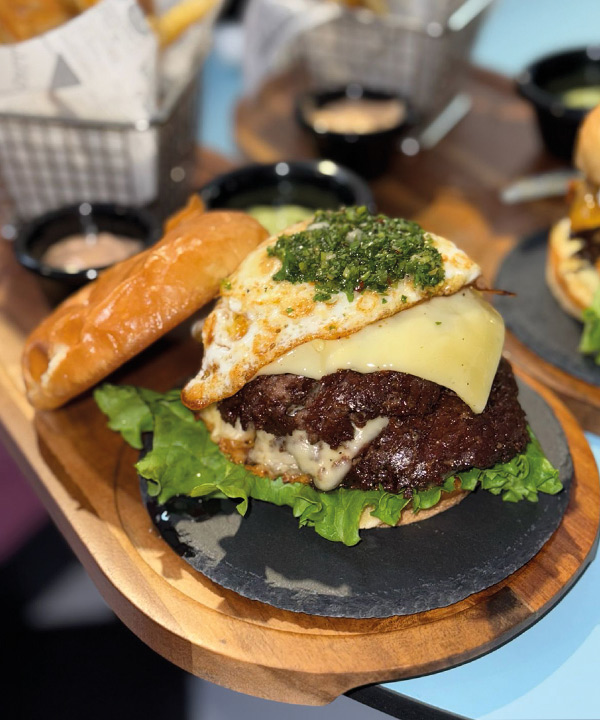 Kings & Queens – Gourmet Burgers & Retro Vibes in Saint Martin