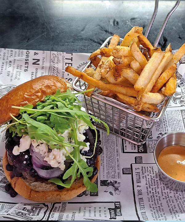 Kings & Queens – Gourmet Burgers & Retro Vibes in Saint Martin