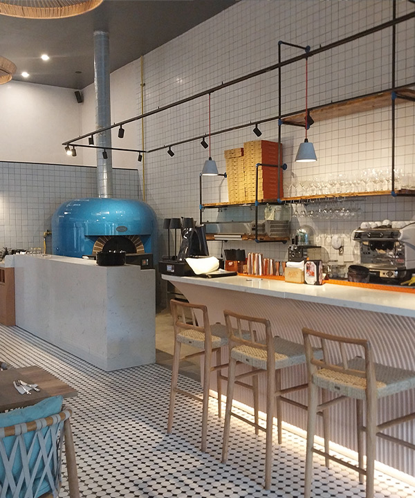 A welcoming place to enjoy hearty pizzas and cocktails in a cheerful atmosphere