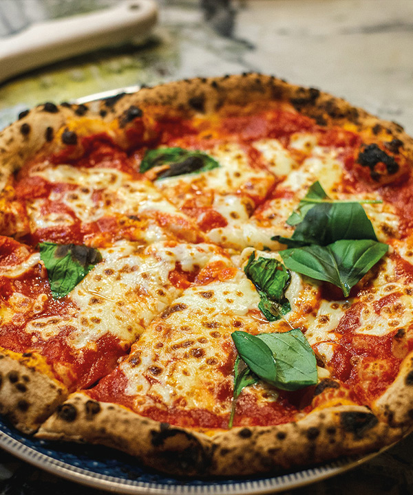 A welcoming place to enjoy hearty pizzas and cocktails in a cheerful atmosphere