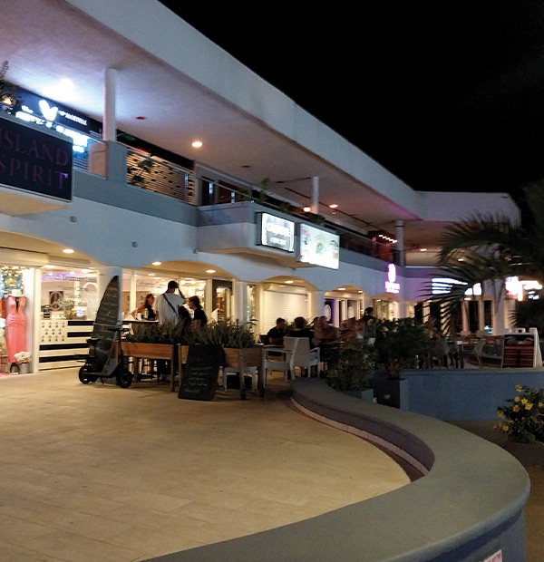 Maho by night